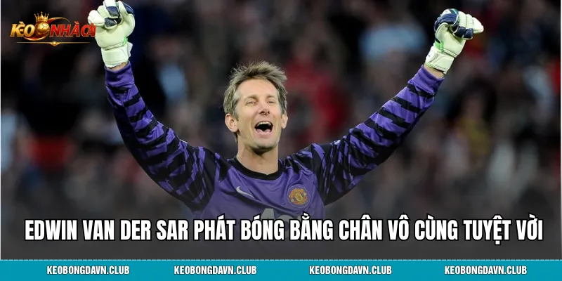Edwin van der Sar phát bóng bằng chân vô cùng tuyệt vời